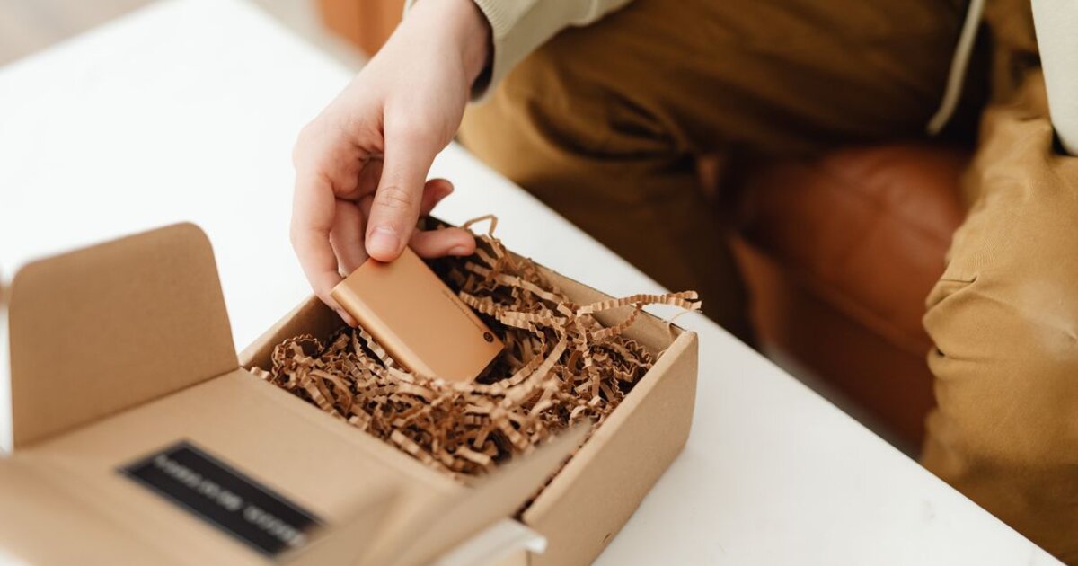 Распаковка (unboxing) в 2026: как снимать, чтобы продавала
